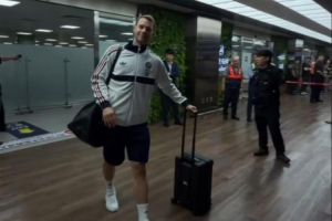 喊破音了！拜仁抵达韩国济州岛，诺伊尔为狂热球迷签名