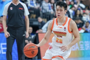易立：预期庞峥麟是合格的轮换后卫 没想到他这么快成为后场核心