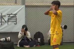 带刀后卫！程晟涵连场头球破门，做出约克雷斯同款“面具”庆祝！