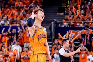 王哲林：二级撕裂需4周时间恢复 我努力过 带伤打总决赛不会后悔