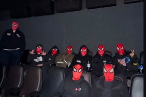 蜘蛛侠新作上映！内马尔社媒晒在影院戴蜘蛛侠头套照片