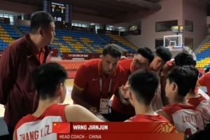 U18男篮亚洲杯 中国对阵斯里兰卡进行中 助教马尔科维奇执教比赛