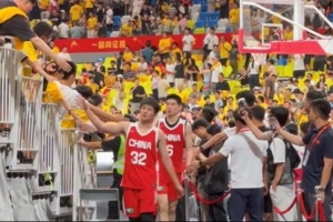 不敌乌拉圭男篮！赛后退场时 球迷依旧给中国男篮送上鼓励