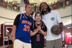 有球迷在见面会上求婚 罗斯充当见证人&大秀中文“嫁给他”