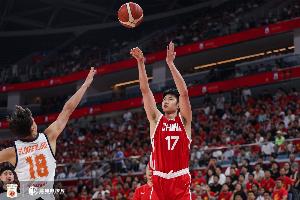 主攻手！赵嘉义半场三分3中3贡献全队最高12分 罚球4中3