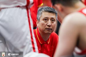 媒体人：中国队很靠防守&没防守反击就很难上分 阵地战没什么套路