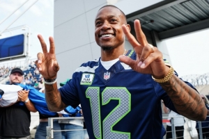 在家乡依旧高人气！小托马斯为NFL海鹰赛前升起代表球迷的12号旗