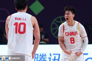 男篮去年怎么赢的新西兰？媒体人：赵睿巨星发挥 不依赖单一球员
