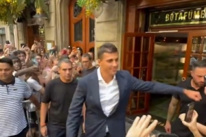 球迷热情高涨，罗德里离开餐厅时与等候门口的球迷签名合影