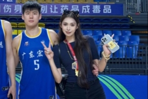 陈家政女友晒甜蜜合照：向下扎根 向上生长 向阳而生❤️‍