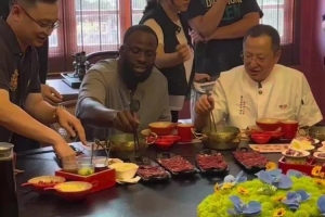 追梦中国行体验潮汕牛肉火锅 手握筷子涮肉动作娴熟