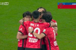 开场仅2分钟，贺一然禁区外世界波破门，蓉城1-0领先申花