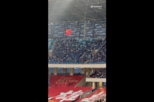 记者谈申花远征球迷：应该是这四年最少一次远征了，也没呐喊