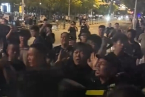 博主晒视频：疑似部分武汉球迷赛后冲击天津球迷的接驳大巴