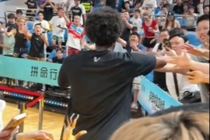 实力宠粉！伦纳德百分大战赛后绕场一周致敬球迷 与球迷热情互动
