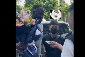 名场面！球迷给追梦送花 随即递烟给追梦 直接把追梦惊呆了