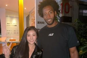 爱笑的卡子哥！女网红晒与小卡中国行合照 还拿到了To签
