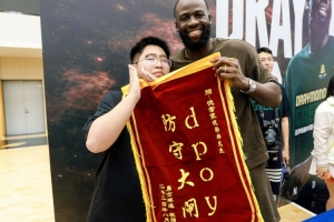 昨日送花递烟 今天送锦旗！追梦中国行感受国内球迷人情世故