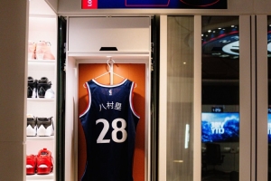 28号球衣！快船官方晒新援八村塁的更衣室衣柜和球衣