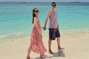 翟晓川妻子晒全家马尔代夫度假照：赴十年之约 变黑哪有快乐重要