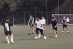 水平如何？勒布朗·詹姆斯儿子布朗尼穿国米球衣踢野球⚽️