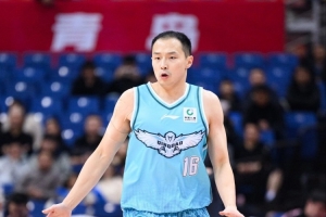 青岛注册13名球员：王奕博D类合同还剩两年 王睿泽续签3年C类合同