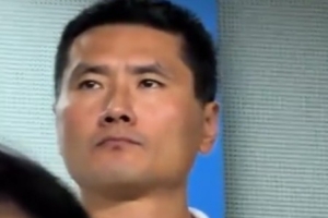 邵佳一现场观战浙江队vs云南玉昆，时不时与团队成员热聊