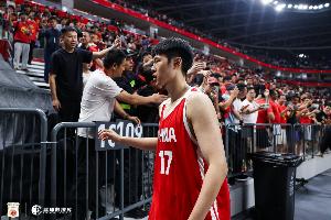这3D真好使！赵嘉义上半场三分3中2得到6分2板2助 还有2抢断