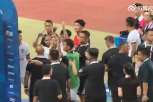 啥意思？韦世豪赛后与河南球迷对峙，双手比了一个圆的手势