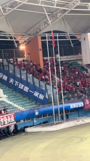 河南主场阻击蓉城，赛后河南球迷打开闪光灯+万人合唱《成都》