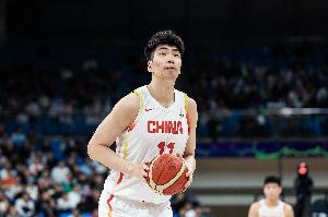 媒体人：余嘉豪真会打短下顺 他在场时中国男篮打挡拆会舒服得多