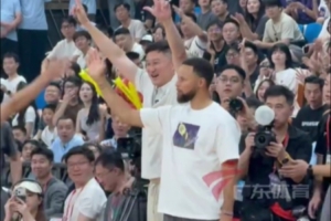 化身气氛组担当！库里前排观看粤BA比赛 站起身与球员击掌互动
