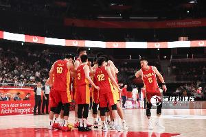 媒体人：朱俊龙/李弘权受伤 有球员带病上场 男篮今天或仅9人出战