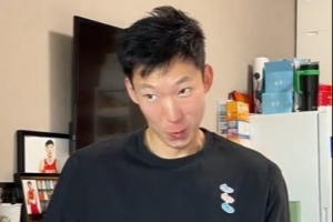 快乐自黑！周琦演绎本人名场面表情包：我要打十个 表情包也算