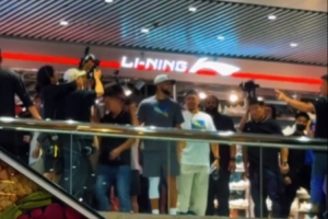 松弛感拉满！库里在中国香港商场做活动 楼下客人该吃吃该喝喝