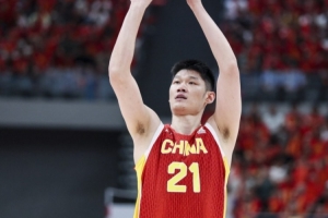 首发中锋很稳定！胡金秋8中6高效得到14分5板1助
