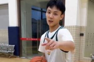 请谁上身？徐杰晒在中线勾手打板命中超远三分的视频：我不是徐杰
