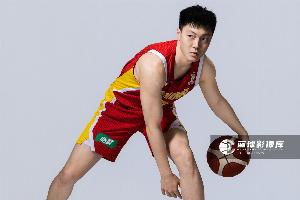 媒体人谈胡明轩当旗手：这是团部对中国男篮的激励和信任