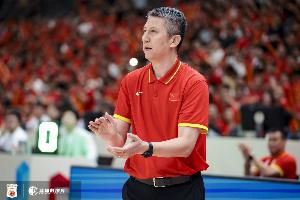 媒体人：中国男篮的锋线慌真难受 长时间三后卫防守导致漏洞百出