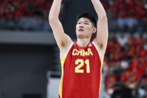 羊城晚报：中国男篮在战术上完全处于被动 场上队员显得有些无奈