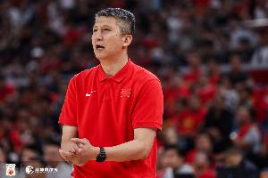 解说：中国男篮的第一个暂停有些晚了 给了日本男篮太多的空位