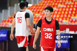 媒体人：中国男篮换防混乱、人对不上 日本男篮的持球进攻没压力