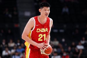 下半场加油吧！胡金秋上半场3中2得到4分1篮板
