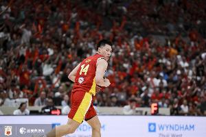足够拼了！李弘权首节三分2中1 得到5分6板