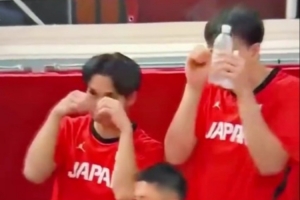 媒体人：这看着怎么能不上火？日本替补席竟然做出了哭鼻子的表情