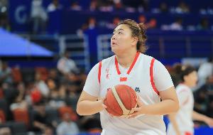 犯规太快！“大宝贝”刘禹彤5分钟4犯受限 但仍10中4得12分5板2助