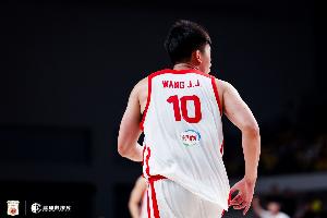 出手不多！王俊杰上半场2投0中没有得分 抢到6个篮板