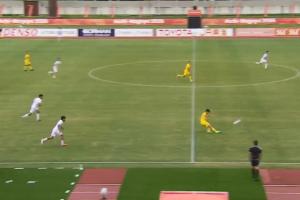 威胁不断！王钰栋半场断球后马上起脚吊门，皮球偏出门框