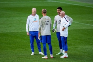 雷斯特斯：巴特兹拿遍了所有荣誉，所以他讲的东西我们都得好好学