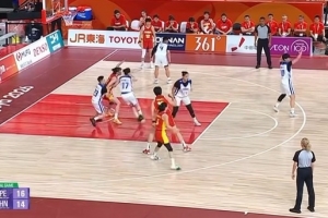 可算进了！王思雨外线三分抬手轰进 上一场全队13投全丢！